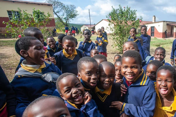 Tanımlanamayan Swazi çocukları 29 Temmuz 2008 'de Svaziland' daki Domuzlar Tepesi 'ndeki Nasıralı Misyon Okulu' nda.