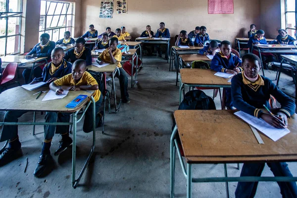 PIGGS PEAK, SWAZILAND-29 Temmuz 2008: Nazarene Misyon Okulu, Domuzlar Tepesi, Svaziland 'da kimliği belirsiz yetim öğrenciler.