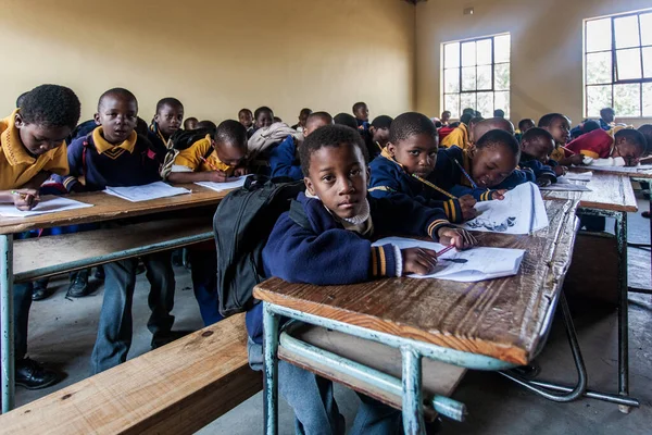PIGGS PEAK, SWAZILAND-29 Temmuz 2008: Nazarene Misyon Okulu, Domuzlar Tepesi, Svaziland 'da kimliği belirsiz yetim öğrenciler.