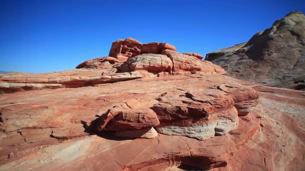 Filmato Rocce Arancioni Colorate Con Cielo Blu Brillante Nel Parco — Video Stock