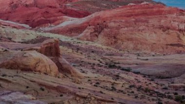 Fire State Park Vadisi 'ndeki muhteşem manzaraların yavaş yavaş hareket eden görüntüleri.
