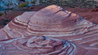 Fire State Park Vadisi 'ndeki manzaraların yavaş yavaş görüntülerini aktarıyor.