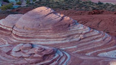Fire State Park Vadisi 'ndeki manzaraların yavaş yavaş görüntülerini aktarıyor.