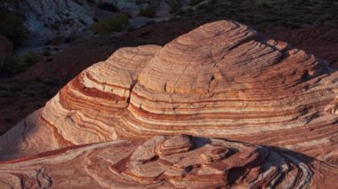 Fire State Park Vadisi 'ndeki parlak turuncu kayalık manzaraların yavaş hareket eden görüntüleri