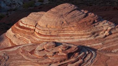 Fire State Park Vadisi 'ndeki parlak turuncu kayalık manzaraların yavaş hareket eden görüntüleri