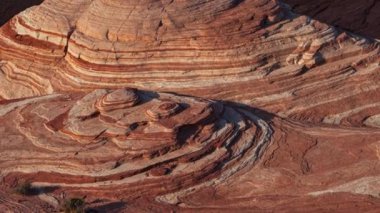 Fire State Park Vadisi 'ndeki parlak turuncu kayalık manzaraların yavaş hareket eden görüntüleri