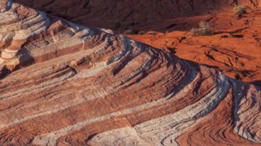 Fire State Park Vadisi 'ndeki parlak turuncu kayalık manzaraların yavaş hareket eden görüntüleri