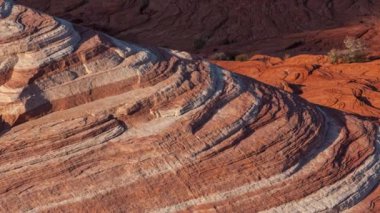 Fire State Park Vadisi 'ndeki parlak turuncu kayalık manzaraların yavaş hareket eden görüntüleri