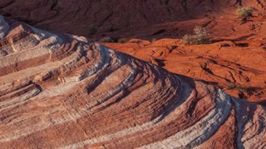 Fire State Park Vadisi 'ndeki manzaraların yavaş yavaş görüntülerini aktarıyor.