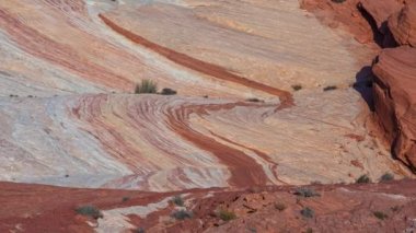 Fire State Park Vadisi 'ndeki dalgalı manzaraların yavaş hareket eden görüntüleri