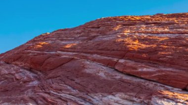 Fire State Park Vadisi 'ndeki manzaraların yavaş yavaş görüntülerini aktarıyor.