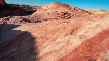 Fire State Park Vadisi 'ndeki dalgalı manzaraların yavaş hareket eden görüntüleri