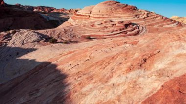 Fire State Park Vadisi 'ndeki dalgalı manzaraların yavaş hareket eden görüntüleri