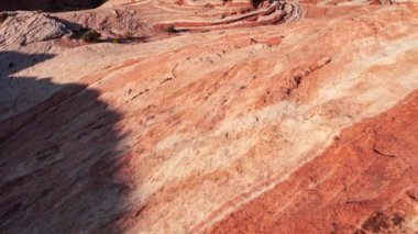 Fire State Park Vadisi 'ndeki dalgalı manzaraların yavaş hareket eden görüntüleri