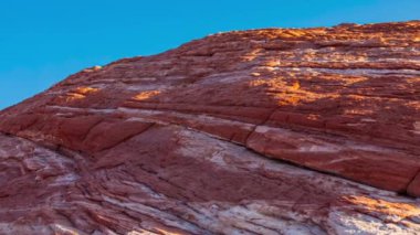 Fire State Park Vadisi 'ndeki dalgalı manzaraların yavaş hareket eden görüntüleri