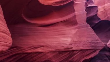 Arizona, ABD 'deki Antilop Kanyonu' ndaki dalgalı manzaraların yavaş hareket eden görüntüleri.