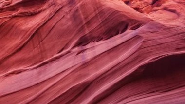 Arizona, ABD 'deki Antilop Kanyonu' ndaki dalgalı manzaraların yavaş hareket eden görüntüleri.