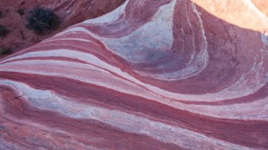 Ateş Eyaleti Parkı Vadisi 'ndeki dalgalı pembe manzaraların yavaş yavaş hareket eden görüntüleri