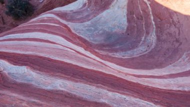 Ateş Eyaleti Parkı Vadisi 'ndeki dalgalı pembe manzaraların yavaş yavaş hareket eden görüntüleri