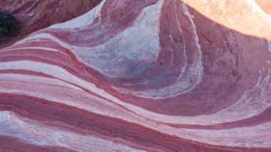 Ateş Eyaleti Parkı Vadisi 'ndeki dalgalı pembe manzaraların yavaş yavaş hareket eden görüntüleri