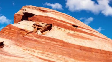 Fire State Park Vadisi 'ndeki dalgalı manzaraların yavaş hareket eden görüntüleri