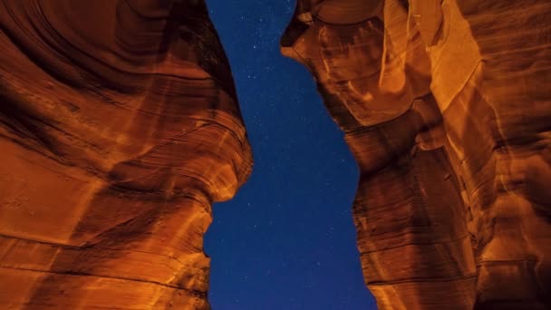 Imagens Lentamente Movimento Céu Noturno Através Paisagens Onduladas Antelope Canyon — Vídeo de Stock