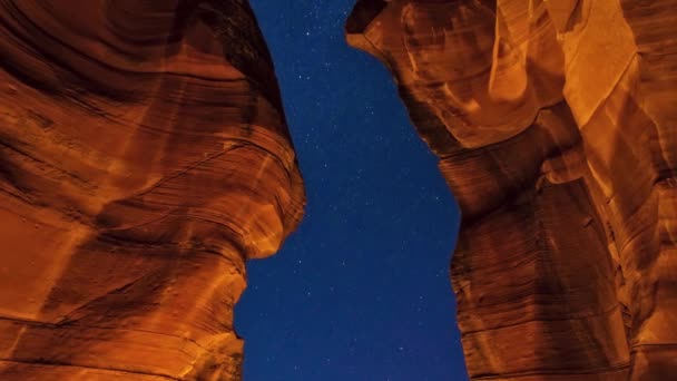 在美国亚利桑那州安泰洛普峡谷 夜空中的波浪形景观在缓慢移动 — 图库视频影像