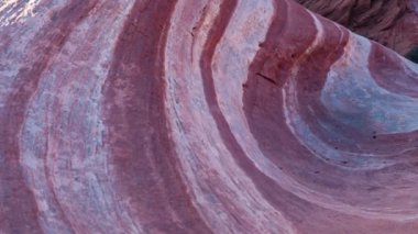 Fire State Park Vadisi 'ndeki dalgalı manzaraların yavaş hareket eden görüntüleri