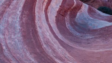 Fire State Park Vadisi 'ndeki dalgalı manzaraların yavaş hareket eden görüntüleri