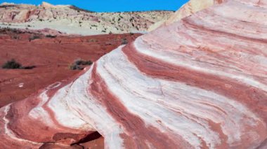 Fire State Park Vadisi 'ndeki dalgalı manzaraların yavaş hareket eden görüntüleri