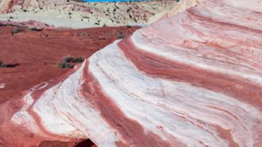 Fire State Park Vadisi 'ndeki dalgalı manzaraların yavaş hareket eden görüntüleri