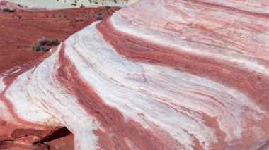 Fire State Park Vadisi 'ndeki dalgalı manzaraların yavaş hareket eden görüntüleri