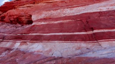Fire State Park Vadisi 'ndeki dalgalı manzaraların yavaş hareket eden görüntüleri