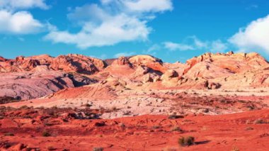 Fire State Park Vadisi 'ndeki dalgalı manzaraların yavaş hareket eden görüntüleri