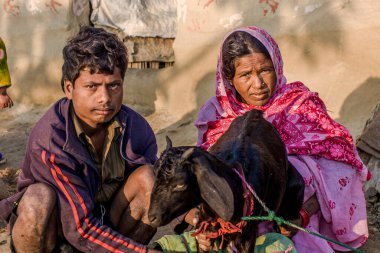 RAXAUL, INDIA - 14 No.lu Kimliği belirsiz Hintli kadın erkek ve keçiyle 14 Kasım 2013 'te Raxaul, Bihar State, Hindistan' da.