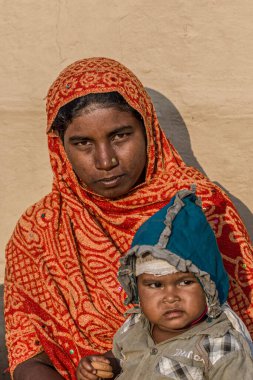 RAXAUL, INDIA: Raxaul, Bihar State, Hindistan 'da çocuklu tanımlanamayan Hintli kadın, Kasım 2013