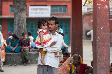 Raxaul, Bihar Eyaleti, Hindistan 'daki bir hastanenin avlusundaki kimliği belirsiz kişiler, Kasım 2013.