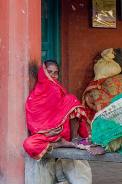 Raxaul, Bihar Eyaleti, Hindistan 'daki bir hastanenin avlusundaki kimliği belirsiz kişiler, Kasım 2013.