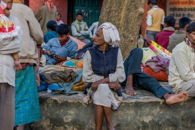 Raxaul, Bihar Eyaleti, Hindistan 'daki bir hastanenin avlusundaki kimliği belirsiz kişiler, Kasım 2013.