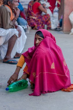 Raxaul, Bihar Eyaleti, Hindistan 'daki bir hastanenin avlusundaki kimliği belirsiz kişiler, Kasım 2013.