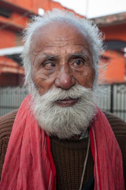 Bihar Eyaleti, Hindistan, Raxaul 'daki bir hastanenin avlusundaki kimliği belirsiz adam. Kasım 2013.