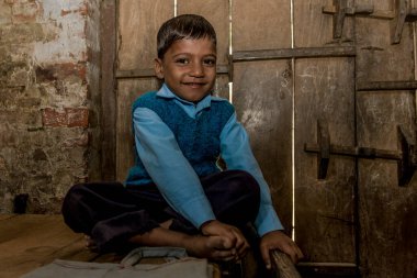 RAXAUL, INDIA - Kasım 2013 dolaylarında yerel bir okulda tanımlanamayan Hintli çocuklar, Kasım 2013 'te Raxaul, Bihar, Hindistan' da.