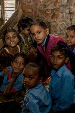 RAXAUL, INDIA - Kasım 2013 dolaylarında yerel bir okulda tanımlanamayan Hintli çocuklar, Kasım 2013 'te Raxaul, Bihar, Hindistan' da.
