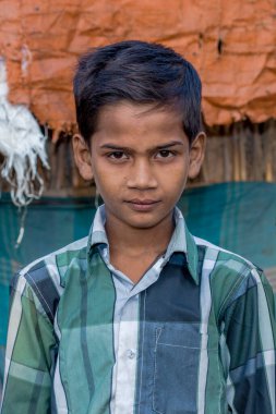 RAXAUL, INDIA: Tanımlanamayan Hintli çocuk Kasım 2013 'te Raxaul, Bihar, Hindistan' da.