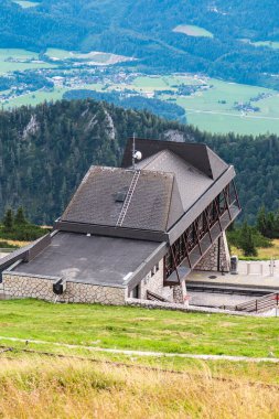 Avusturya 'nın Salzburg eyaletindeki Schafberg Dağı ve Wolfgangsee Gölü' nün manzarası, Ağustos 2020
