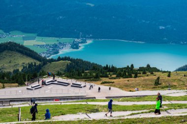 Avusturya 'nın Salzburg eyaletindeki Schafberg Dağı ve Wolfgangsee Gölü' nün manzarası, Ağustos 2020