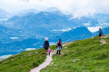 Avusturya 'daki Schafberg Dağı' nda kimliği belirsiz insanlar, Ağustos 2020