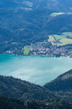 Avusturya 'nın Salzburg eyaletinde Schafberg Dağı ve Wolfgangsee Gölü' nün manzarası 