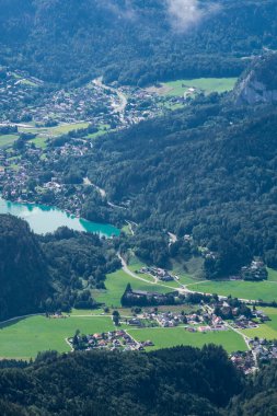 Avusturya 'nın Salzburg eyaletindeki Schafberg Dağı ve Wolfgangsee Gölü' nün manzarası, Ağustos 2020