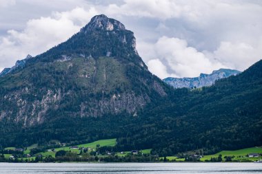 Avusturya 'nın Salzburg eyaletinde Schafberg Dağı ve Wolfgangsee Gölü' nün manzarası 